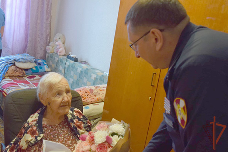 На Дальнем Востоке офицеры Росгвардии вручили ветеранам медали «80 лет Победы в Великой Отечественной войне 1941-1945 гг.»