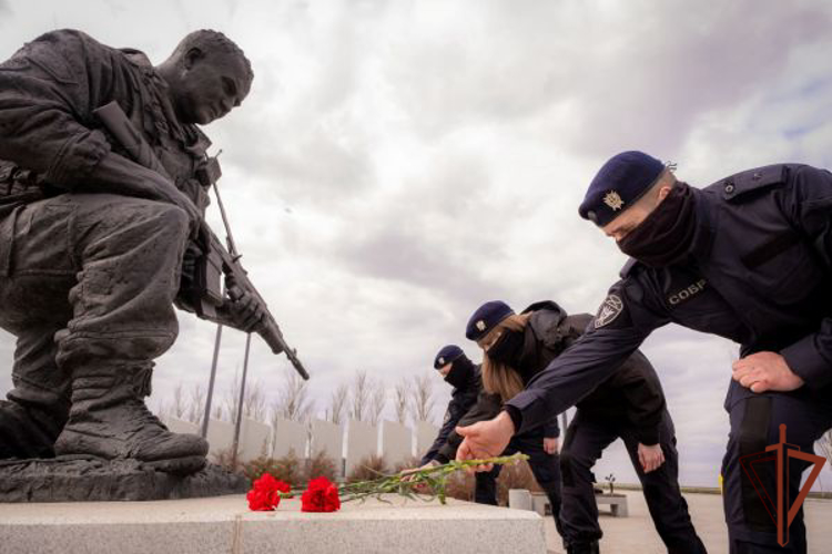Сотрудники Росгвардии почтили память воинов, защищавших Донбасс (видео)