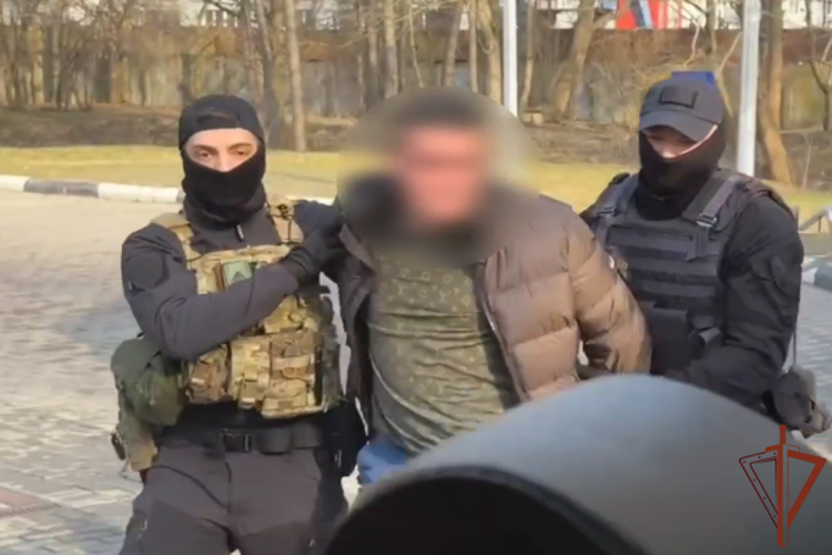 При силовой поддержке ОМОН Росгвардии в Калининграде задержан подозреваемый в незаконном обороте психотропных веществ (видео)