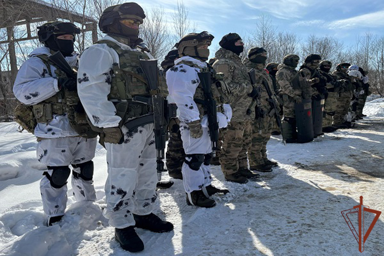 Спецназ Росгвардии в Биробиджане провел тренировку по задержанию вооруженных преступников