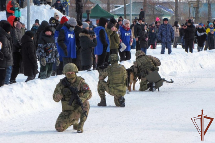 В регионах Сибири росгвардейцы приняли участие в военно-патриотических мероприятиях для молодежи
