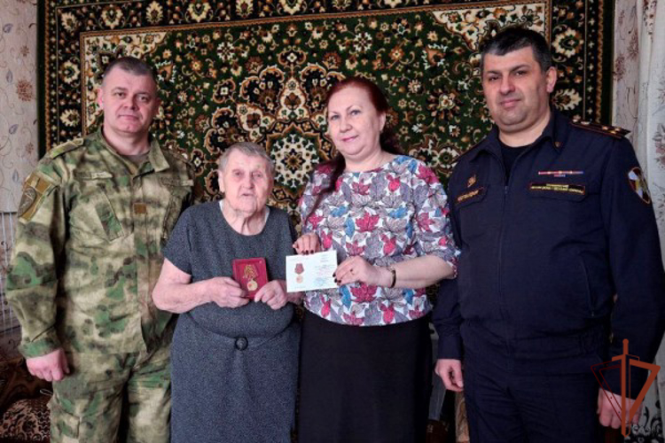 Росгвардейцы в Алтайском крае вручили юбилейную медаль ко Дню Победы ветерану службы и труженице тыла