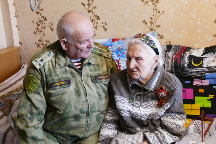 Юбилейную медаль ко Дню Победы вручили росгвардейцы ветерану Великой Отечественной войны в Иркутской области