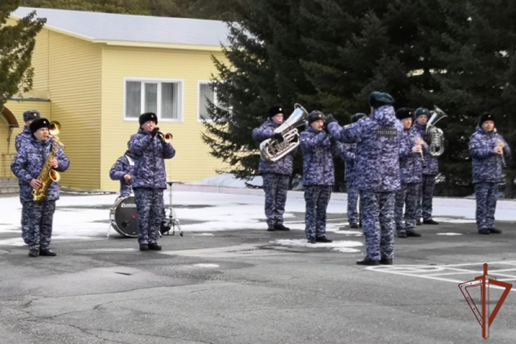 Мероприятия по патриотическому воспитанию молодежи провели росгвардейцы в городах Сибири