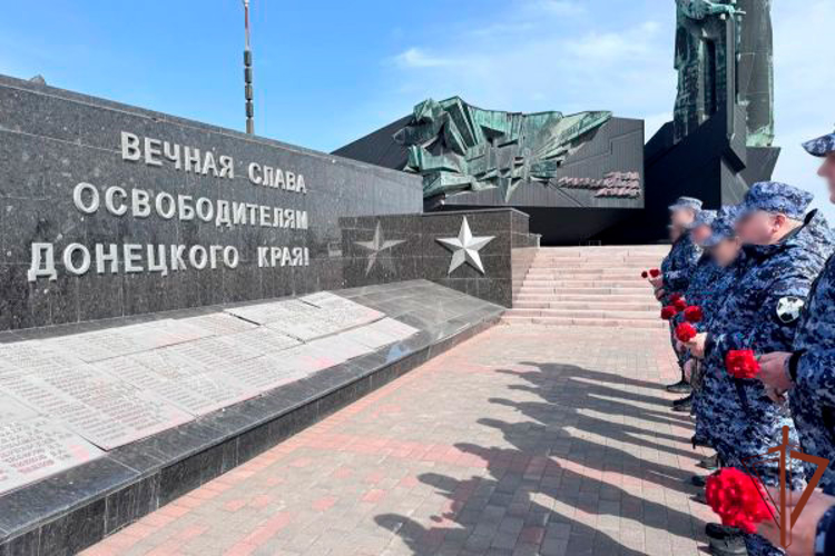 Росгвардейцы в ДНР почтили память воинов правопорядка и провели для школьников тематическое занятие