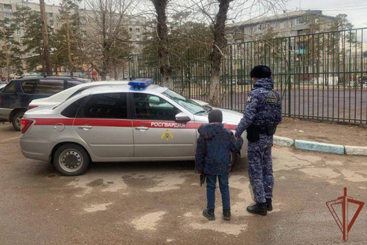 В Бурятии росгвардейцы вернули ушедшего из дома ребенка