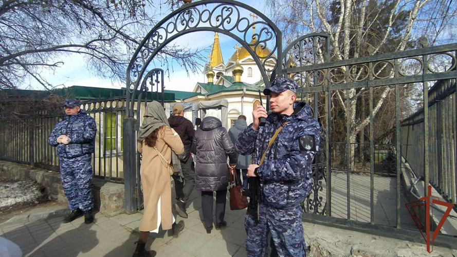 Сотрудники Росгвардии обеспечили охрану общественного порядка во время празднования Пасхи в Сибири