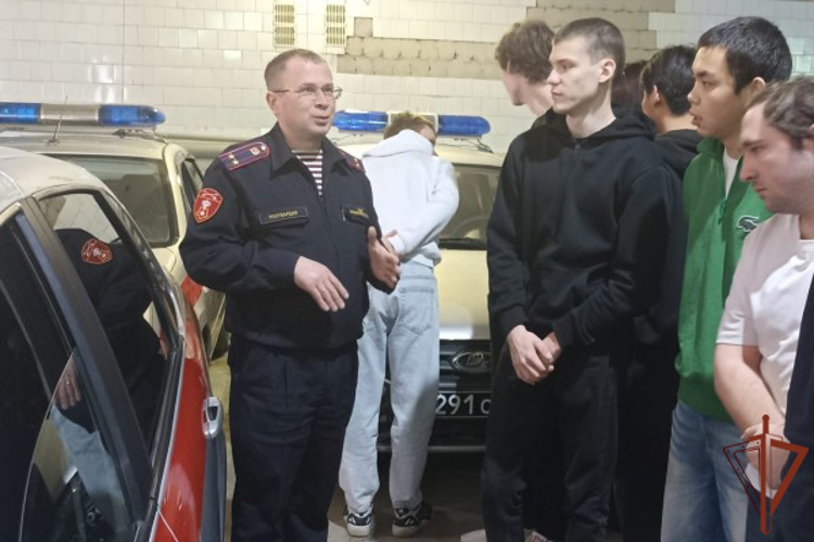 Росгвардейцы в регионах Сибири продолжают знакомить школьников и студентов со службой в войсках правопорядка