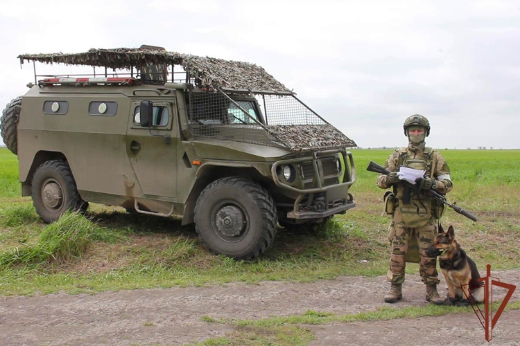 Военнослужащие и сотрудники Росгвардии провели патриотические мероприятия для подшефных уральских школьников