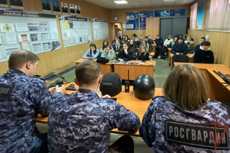 Росгвардейцы в регионах Сибири продолжают знакомить школьников и студентов со службой в войсках правопорядка