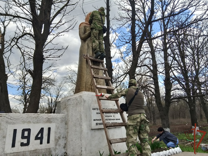 Памятники героям Великой Отечественной войны продолжают благоустраивать росгвардейцы в новых регионах России