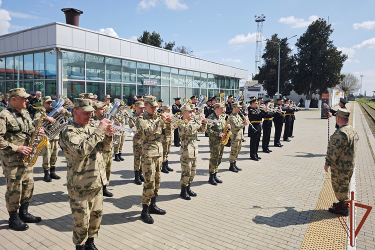 Росгвардейцы участвуют во встрече ретро-поезда «Победа» на Северном Кавказе