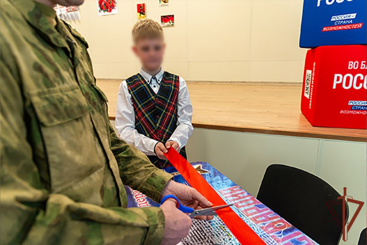 В одной из школ Херсонской области в память об офицере спецподразделения Росгвардии открыта «Парта Героя» (видео) 