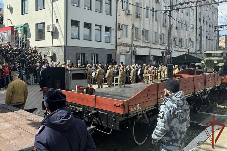 Росгвардейцы участвуют во встрече ретро-поезда «Победа» на Северном Кавказе