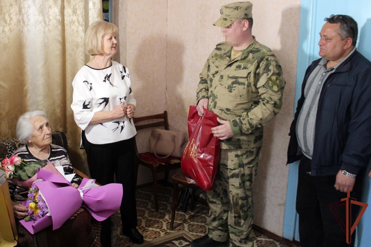 Труженицу тыла с вековым юбилеем поздравили росгвардейцы в Херсонской области