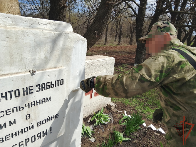 Памятники героям Великой Отечественной войны продолжают благоустраивать росгвардейцы в новых регионах России