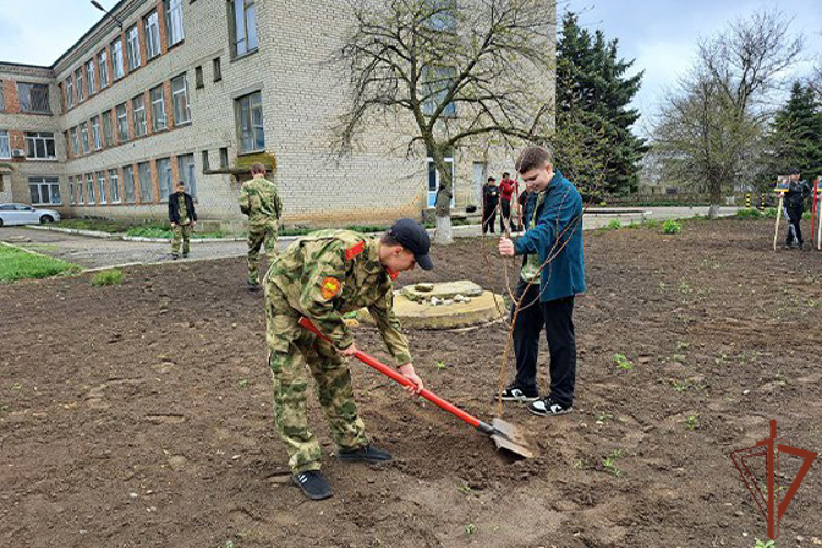 Росгвардейцы проводят патриотические мероприятия с подростками в Херсонской и Запорожской областях