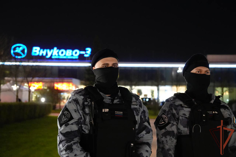 Росгвардия обеспечила безопасность во время прибытия Благодатного огня в Москву