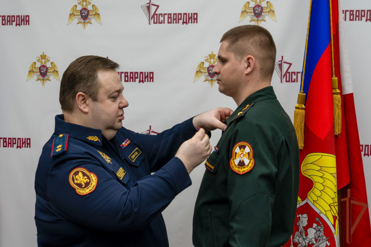 Заместитель директора Росгвардии генерал-лейтенант полиции Василий Сонин вручил военнослужащим и сотрудникам государственные и ведомственные награды