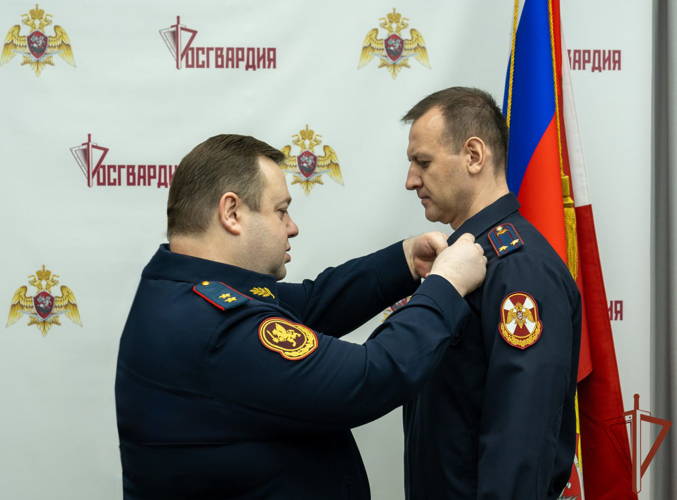 Заместитель директора Росгвардии генерал-лейтенант полиции Василий Сонин вручил военнослужащим и сотрудникам государственные и ведомственные награды