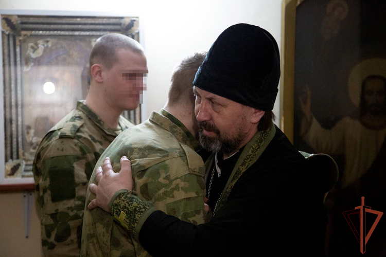 Священнослужитель Русской Православной Церкви посетил росгвардейцев, выполняющих боевые задачи в ДНР (видео)