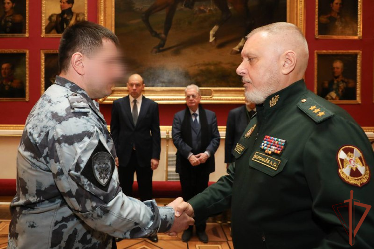 В Государственном Эрмитаже заместитель директора Росгвардии вручил госнаграды росгвардейцам-участникам СВО (видео)