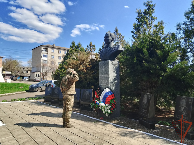 Памятники героям Великой Отечественной войны продолжают благоустраивать росгвардейцы в новых регионах России