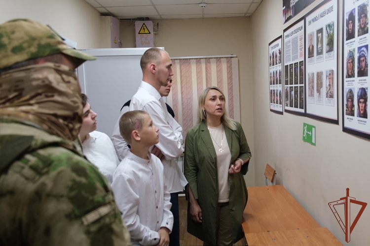 Росгвардейцы доставили гуманитарную помощь воспитанникам школы-интерната в Курской области