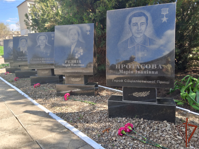 Памятники героям Великой Отечественной войны продолжают благоустраивать росгвардейцы в новых регионах России