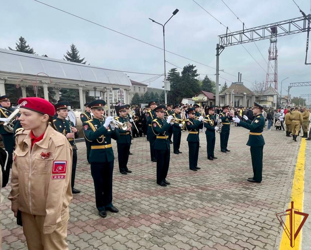 Росгвардейцы участвуют во встрече ретро-поезда «Победа» на Северном Кавказе