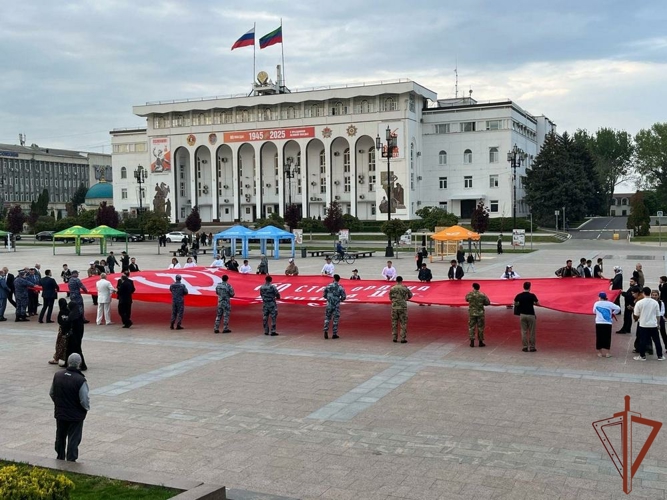 Акцию «Знамя Победы» поддержали росгвардейцы в Дагестане