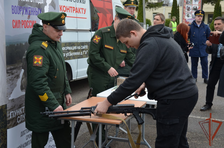 В регионах Центральной России росгвардейцы проводят для молодежи Дни призывника 