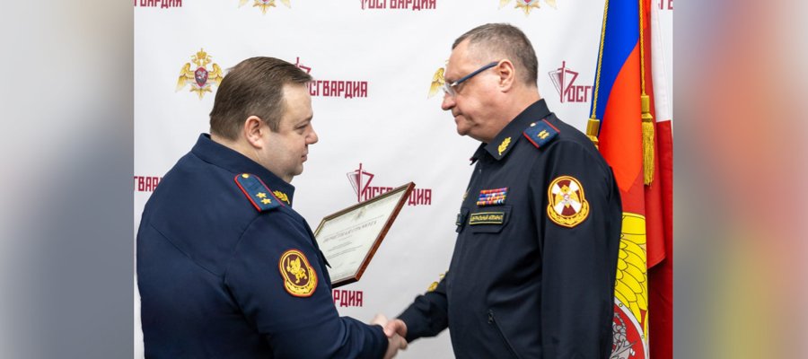 Заместитель директора Росгвардии генерал-лейтенант полиции Василий Сонин вручил военнослужащим и сотрудникам государственные и ведомственные награды