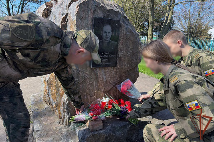 Росгвардейцы и кадеты ведомства благоустроили памятники героям Великой Отечественной войны в Запорожской области