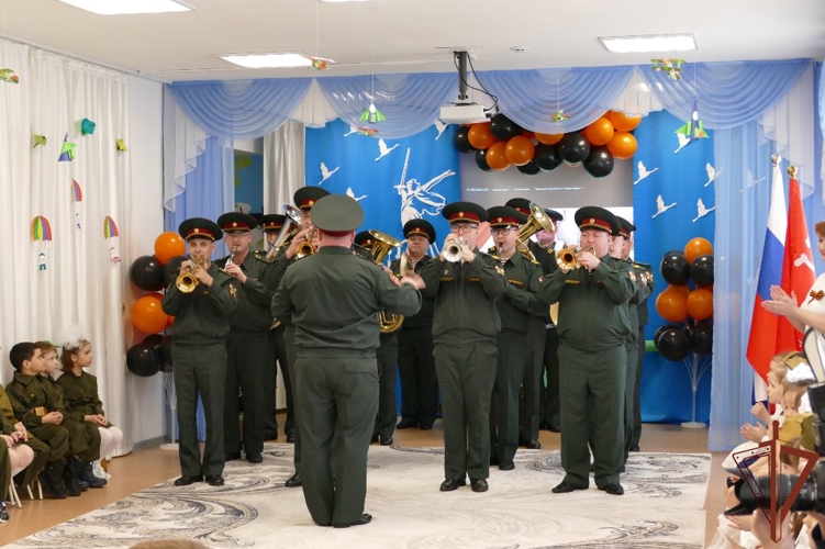 Праздничный концерт для ветеранов Великой Отечественной войны и подрастающего поколения провел оркестр Росгвардии в Томске 