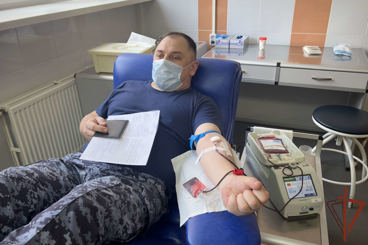 Донорскую акцию поддержали росгвардейцы в Санкт-Петербурге   