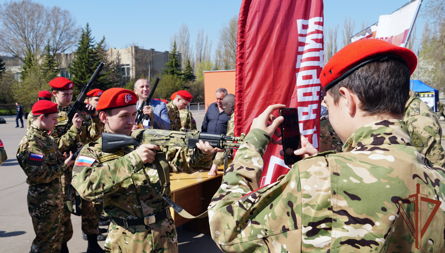 В регионах Центральной России росгвардейцы проводят для молодежи Дни призывника 