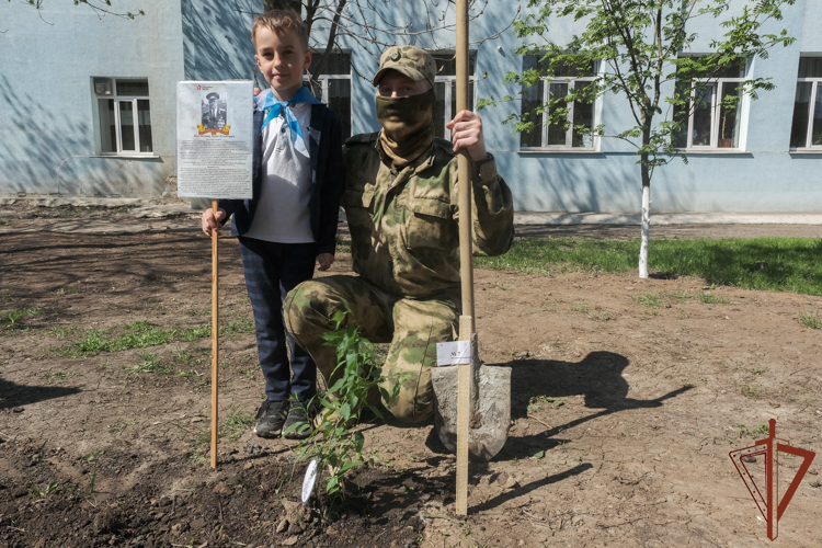 Росгвардейцы стали участниками международной акции «Сад памяти» в Луганске