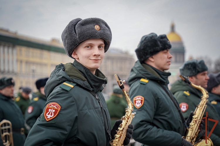 Военные оркестры Росгвардии приняли участие в первой репетиции военного парада на Дворцовой площади в Санкт-Петербурге 