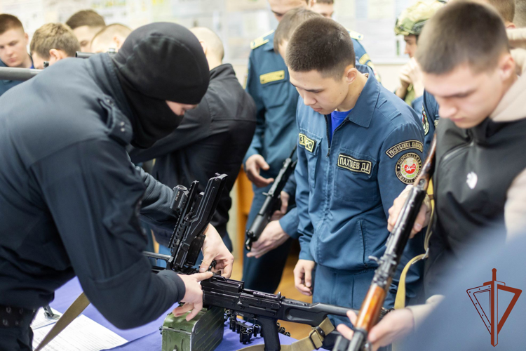 Росгвардейцы провели патриотические встречи со школьниками и студентами Сибири