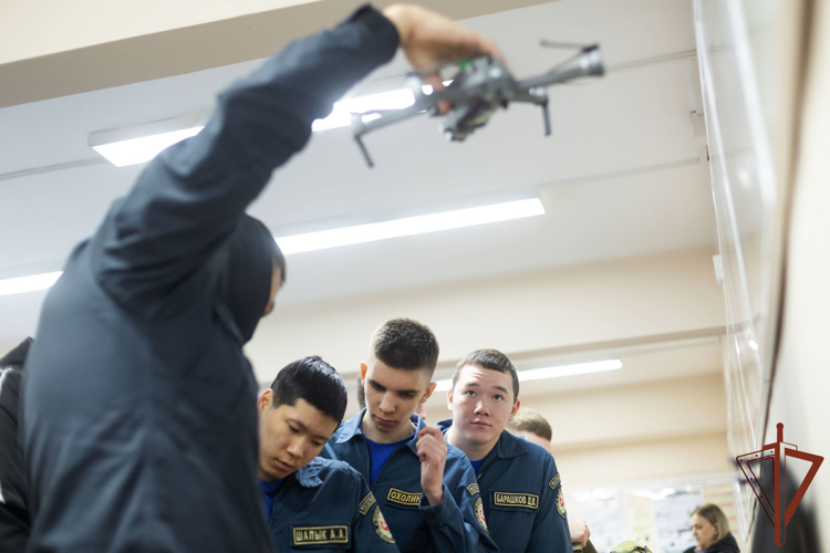 Росгвардейцы провели патриотические встречи со школьниками и студентами Сибири