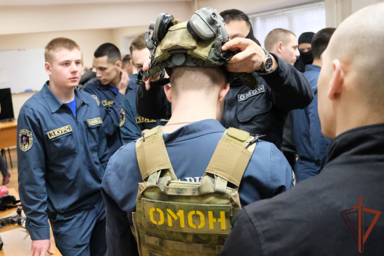 Росгвардейцы провели патриотические встречи со школьниками и студентами Сибири