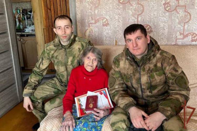 Юбилейную медаль вручили военнослужащие Росгвардии ветерану Великой Отечественной войны в Зауралье