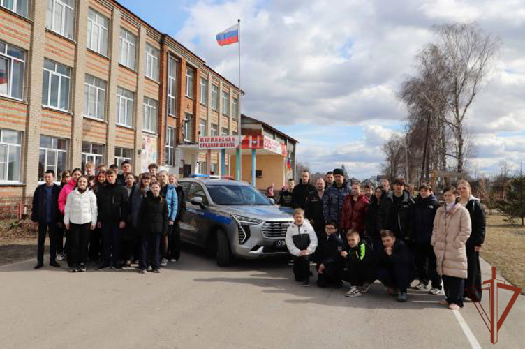 Профориентационные мероприятия проводят росгвардейцы с молодежью в регионах Центральной России