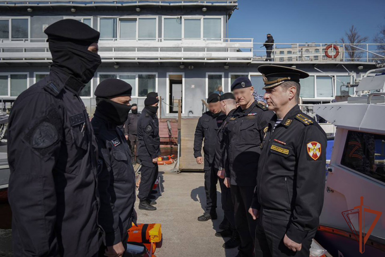 Росгвардейцы приступили к обеспечению безопасности навигации в акваториях Невы и Финского залива (видео)