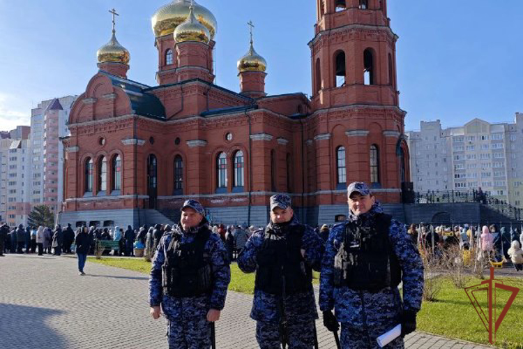 Сотрудники Росгвардии обеспечили охрану общественного порядка во время празднования Пасхи в Сибири