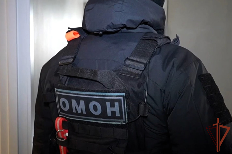 В Новосибирске при содействии ОМОН Росгвардии задержаны подозреваемые в обналичивании похищенных денежных средств