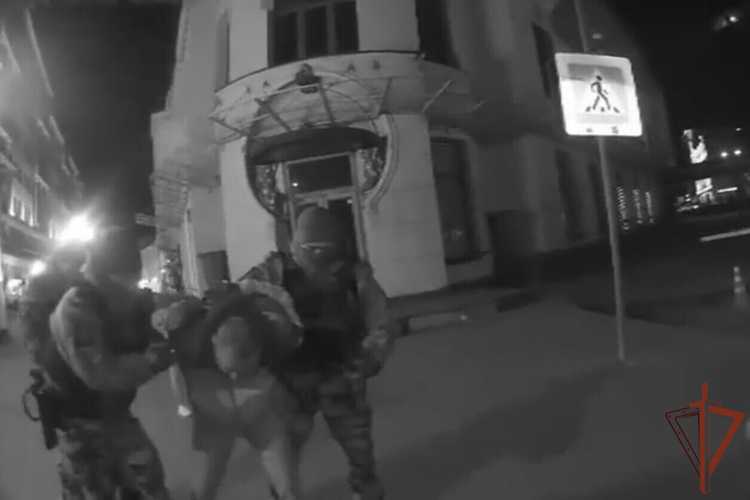 ОМОН Росгвардии задержал мужчину, угрожавшего ножом гражданам в центре Москвы (видео)