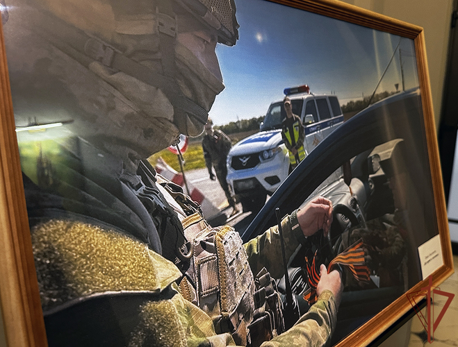 Фотоработы военнослужащих Росгвардии вошли в экспозицию выставки в Запорожской области