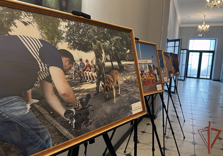 Фотоработы военнослужащих Росгвардии вошли в экспозицию выставки в Запорожской области